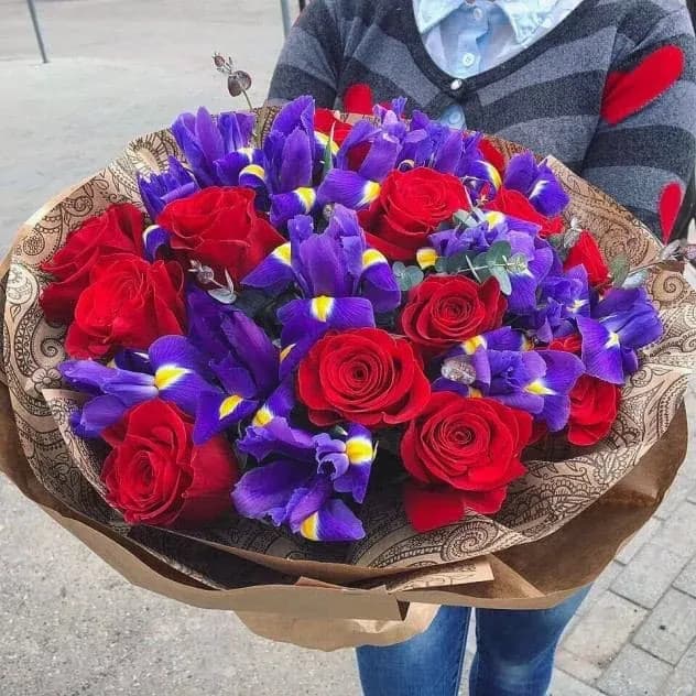 Букет 237 Розы + ирисы  ​